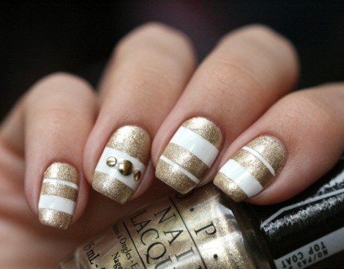 sophisticated-diy-white-and-gold-stripes-manicure-1-500x392