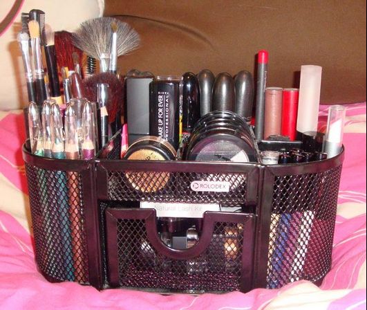 DIY-Magnetic-Makeup-Organizer