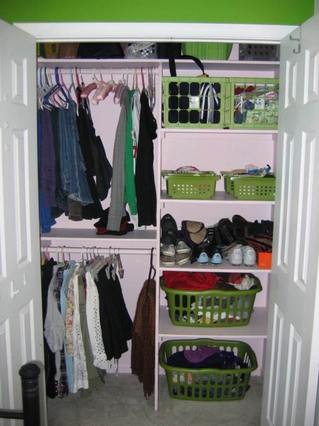 white-wooden-closet-for-bedroom-green-wall-color-rack-with-plastic-basket-for-storage-white-panel-for-hanging-clothes-948x1264
