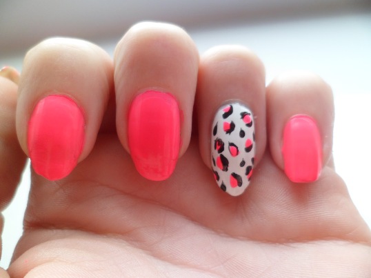 Neon-Pink-leopard-Nails-Art