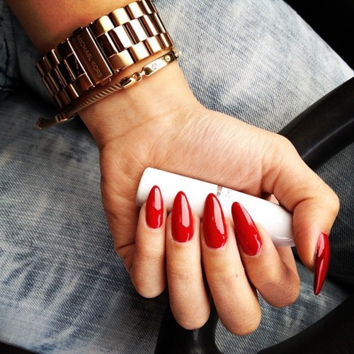oval nails-red